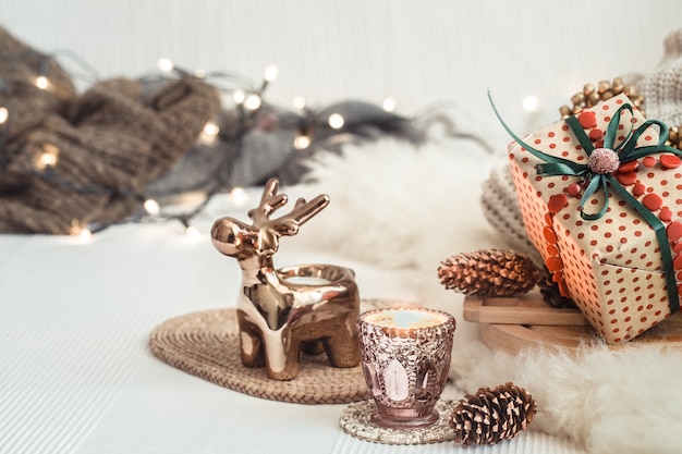 Fondo de naturaleza muerta de Navidad con decoración festiva.