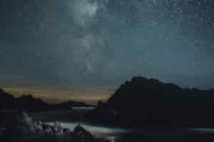 Foto gratuita fondo de naturaleza de noche estrellada con montañas, medios estéticos remezclados