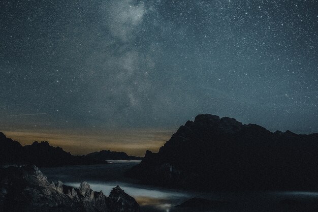 Fondo de naturaleza de noche estrellada con montañas, medios estéticos remezclados