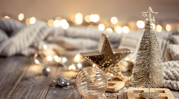 Fondo de Navidad con abeto decorativo y detalles de decoración.