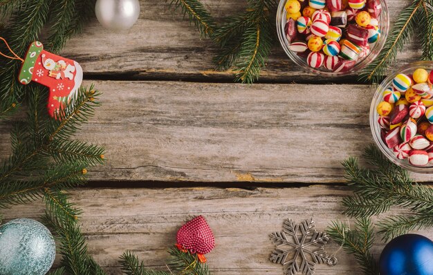 Fondo de Navidad con adornos y ramas de abeto sobre una superficie de madera