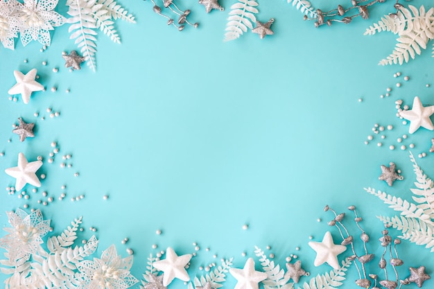 Fondo de Navidad azul plano con detalles de decoración espacio de copia