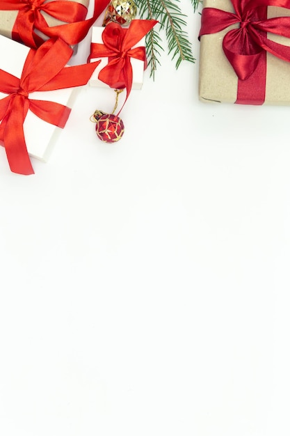 Foto gratuita fondo de navidad blanca con regalos y detalles de decoración navideña endecha plana