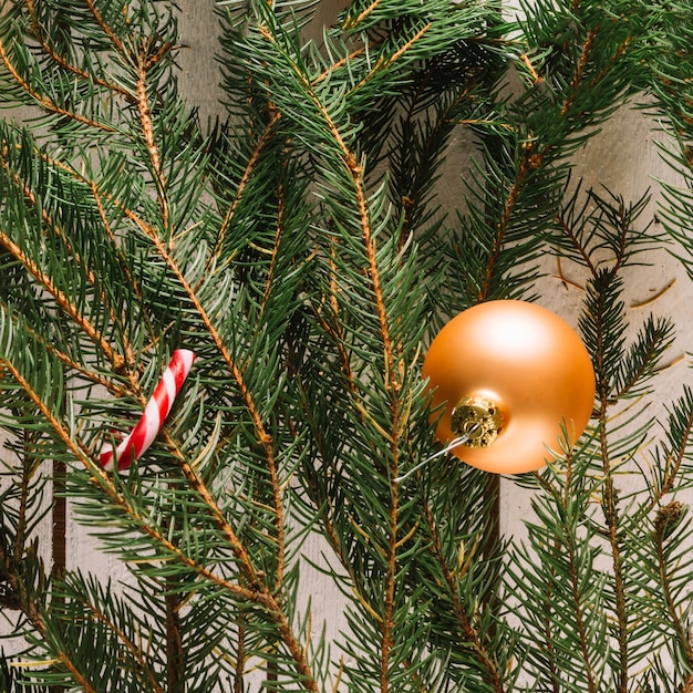 Foto gratuita fondo de navidad con bola dorada