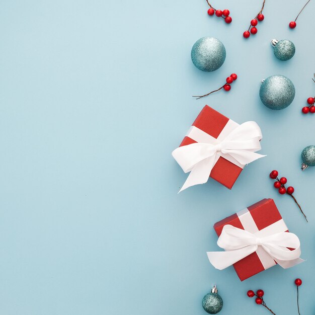 Fondo de Navidad con bolas azules, regalos rojos y muérdago