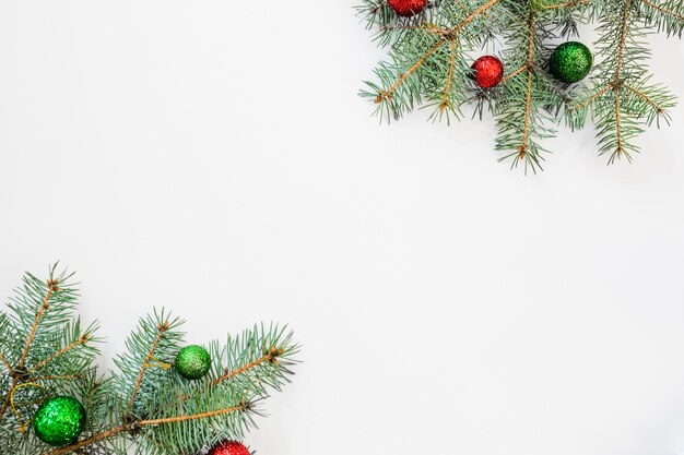 Fondo de navidad con bolas en ramas de abeto