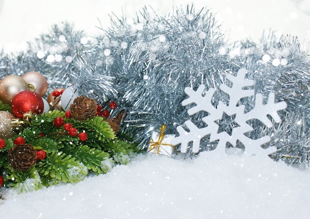 Fondo de navidad con copos de nieve y elementos naturales