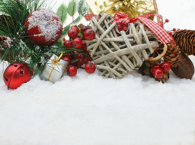 Fondo de navidad con decoración de corazón elegante enclavado en la nieve