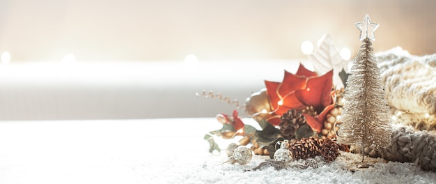 Fondo de Navidad con detalles de decoración festiva en un espacio de copia de fondo borroso.