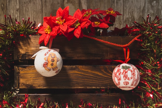 Fondo de navidad con dos bolas colgando