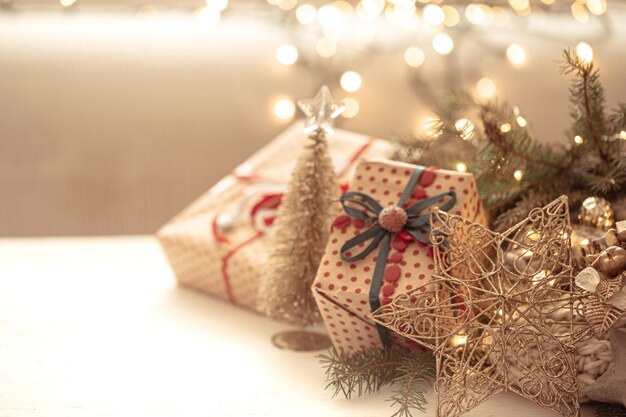 Fondo de Navidad con estrella decorativa y caja de regalo sobre fondo borroso.