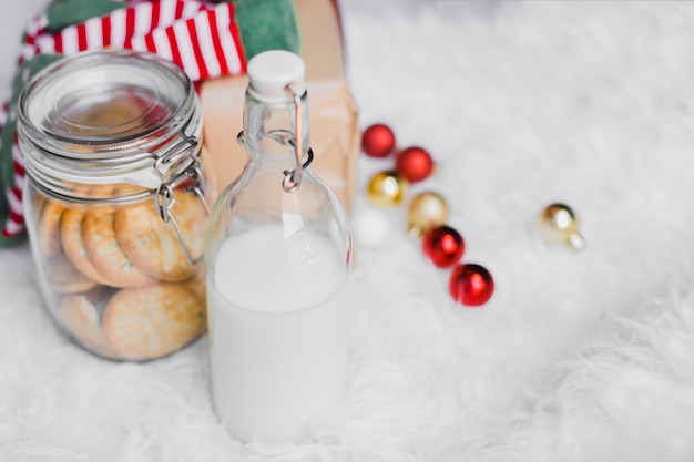 Foto gratuita fondo de navidad con galletas y bolas