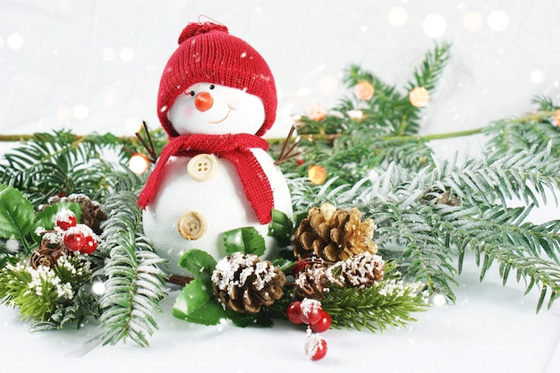 Fondo de Navidad con lindo muñeco de nieve