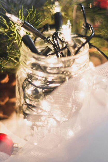 Fondo de navidad con luces de cadena en vaso