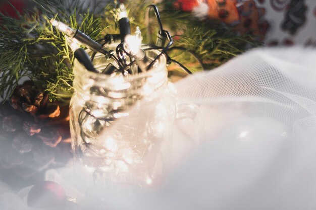 Fondo de navidad con luces en vaso