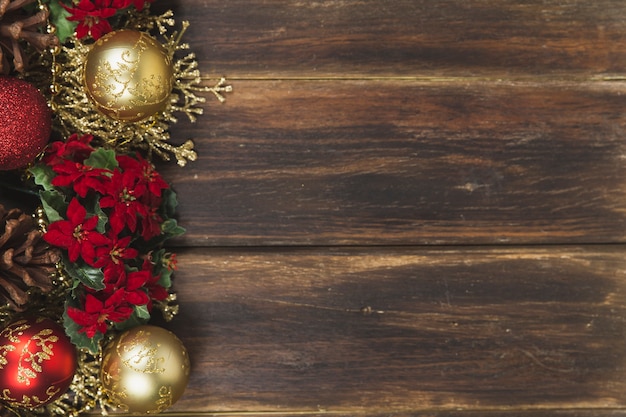 Fondo de navidad de madera con espacio a la derecha