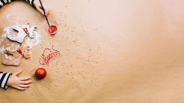 Foto gratuita fondo de navidad con manos a la izquierda