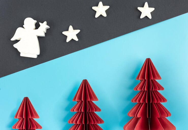 Foto gratuito fondo de navidad minimalista con árboles de papel de origami plano