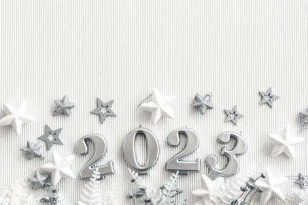 Fondo de Navidad con números 2023 y decoración sobre un fondo blanco.