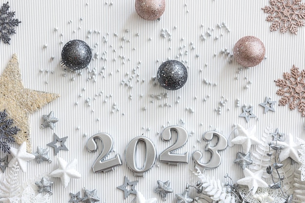 Fondo de Navidad con números 2023 y decoración sobre un fondo blanco.
