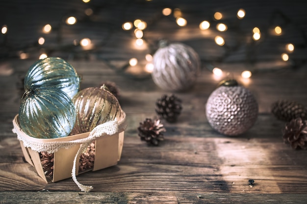 Fondo de Navidad o año nuevo, juguetes vintage en el árbol de Navidad