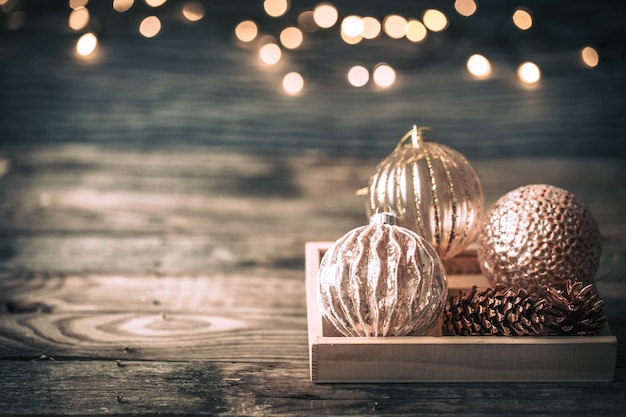 Fondo de Navidad o año nuevo, juguetes vintage en el árbol de Navidad