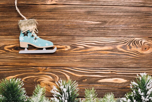 Fondo de navidad con patín de hielo en superficie de madera