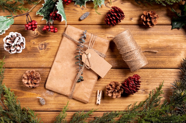 Fondo de Navidad con presentes y piñas