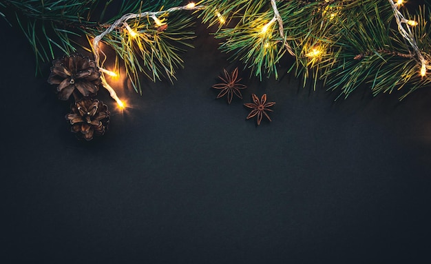 Foto gratuita fondo de navidad con ramas de árboles de navidad y guirnaldas planas