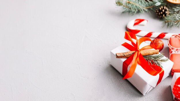 Fondo de navidad con regalo y bastón de caramelo
