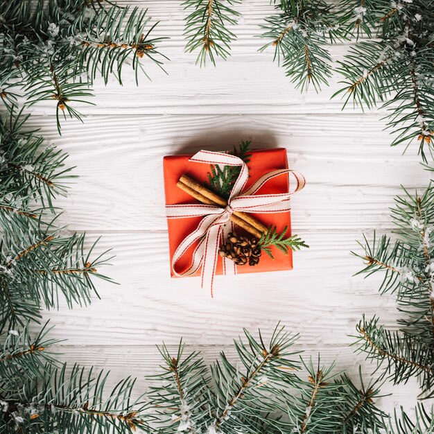 Fondo de navidad con regalo en medio