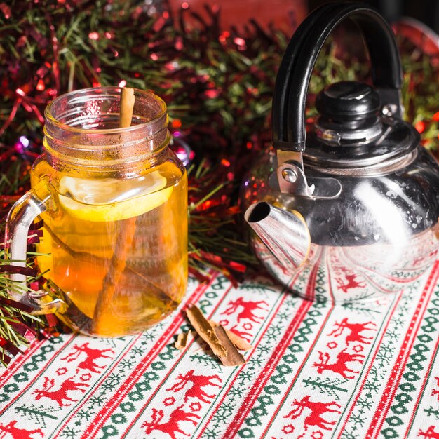 Fondo de navidad con té y miel