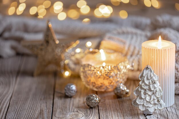 Fondo de Navidad con velas encendidas y detalles de decoración.