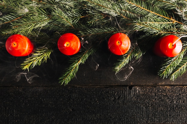 Fondo de navidad con vista superior de cuatro velas