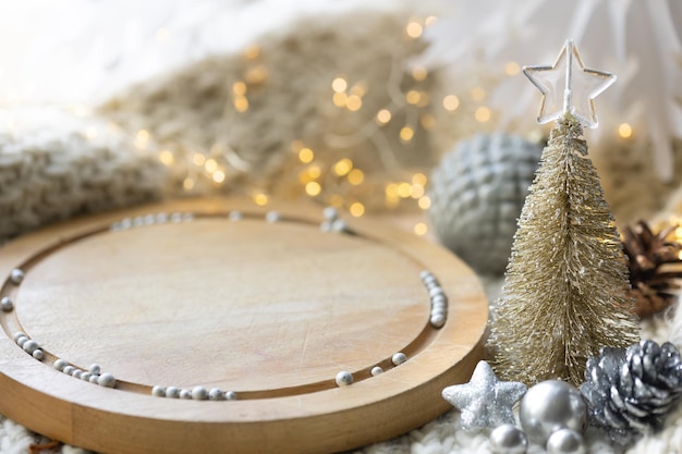 Fondo navideño con elementos de madera y detalles decorativos plateados y dorados.