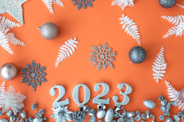 Foto gratuita fondo navideño naranja plano con números 2023