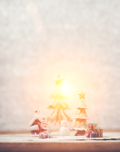 Fondo navideño con papá noel y un muñeco de nieve