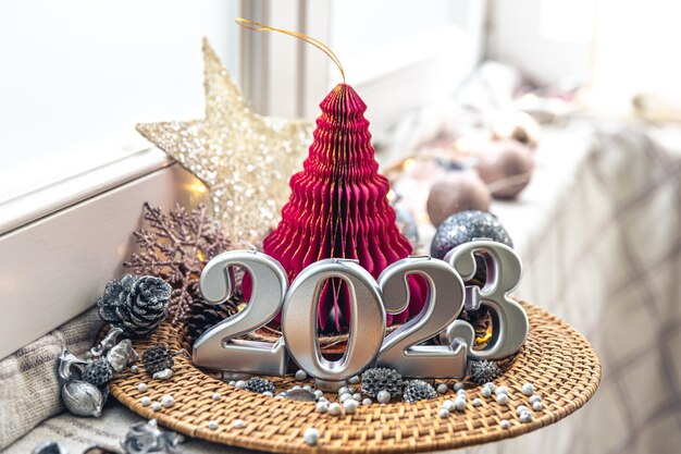 Fondo navideño con velas decorativas 2023 y detalles de decoración