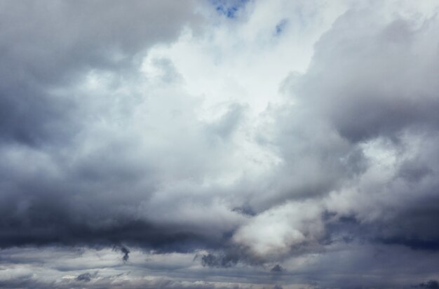Fondo de nubes oscuras antes de una tormenta de truenos. Cielo dramático.
