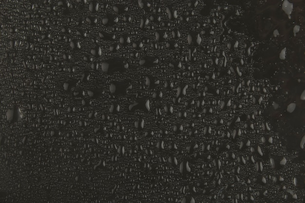 Fondo oscuro de gotas de agua