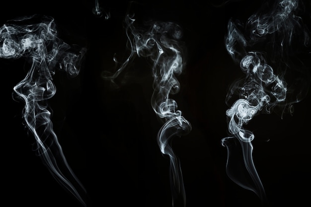 Foto gratuita fondo oscuro con tres formas onduladas de humo