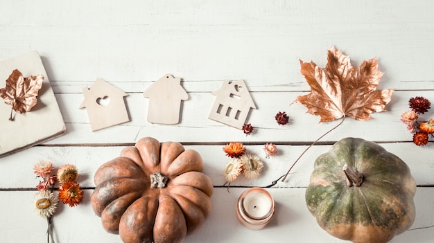 Foto gratuita fondo de otoño con diferentes objetos y calabaza. lay-lay.