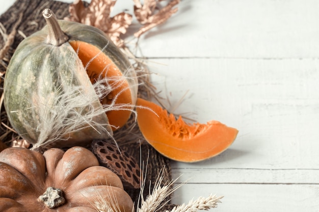 Fondo de otoño con elementos decorativos y calabaza.