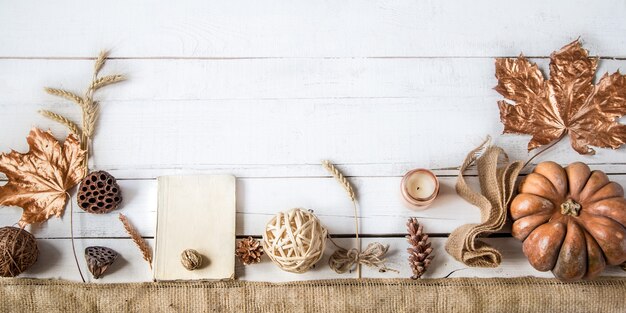 Fondo de otoño con elementos decorativos y calabaza.