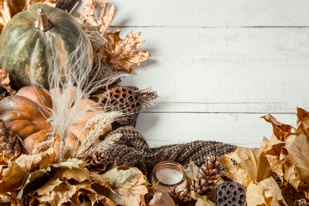 Fondo de otoño con elementos decorativos y calabaza.