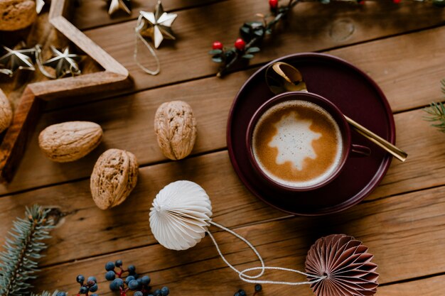 Fondo de pantalla de chocolate caliente y nogal navideño.