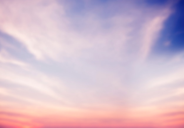 Fondo de pantalla de puesta de sol y cielo azul nublado