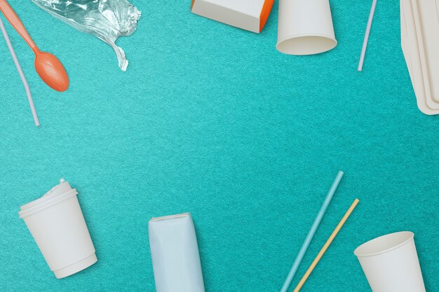 Fondo de papel tapiz de basura azul, gestión de residuos de marco de reciclaje