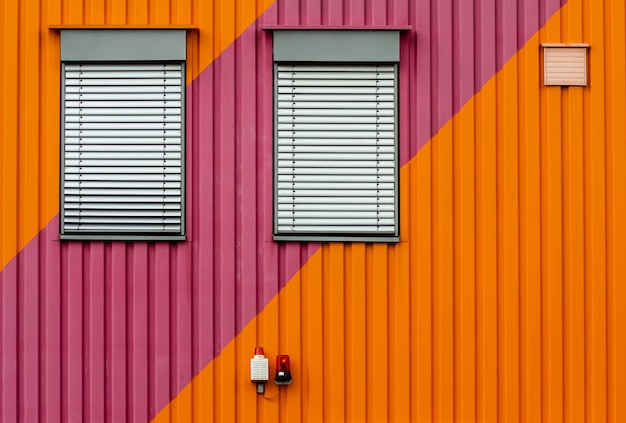 Foto gratuita fondo de una pared de metal naranja y púrpura con anteojeras blancas