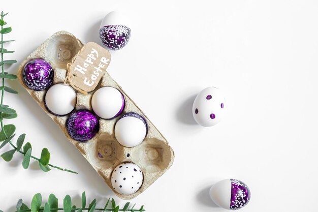 Fondo de Pascua con bandeja de huevos decorativa aislada en blanco plano